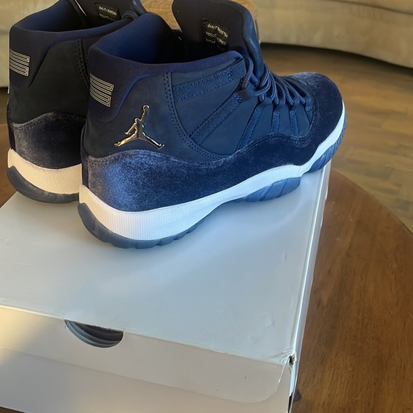 Jordan 11s Retro - Midnight Navy/White/Metallic Silver - Picture 6 of 9
